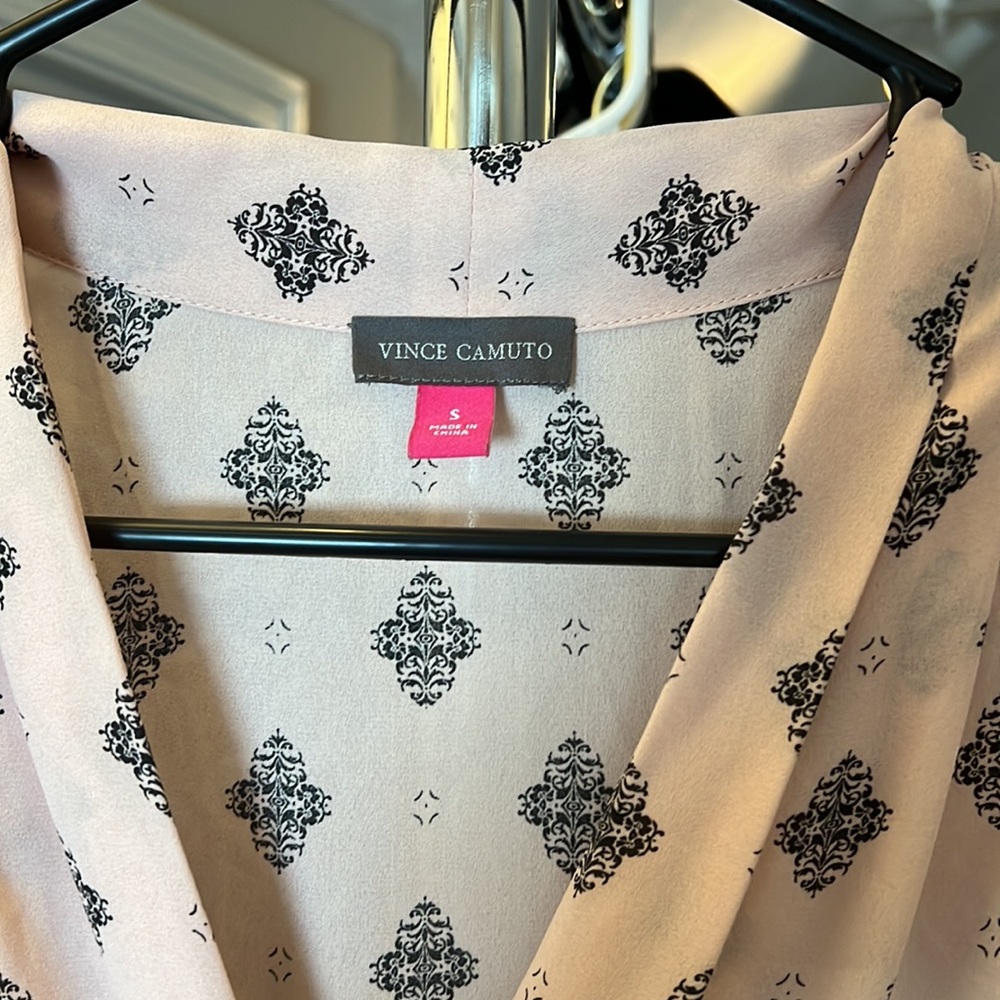 Vince Camuto Sharp Women’s Blouse Tank Top, Blush w/ black/navy design, Small - Picture 2 of 3